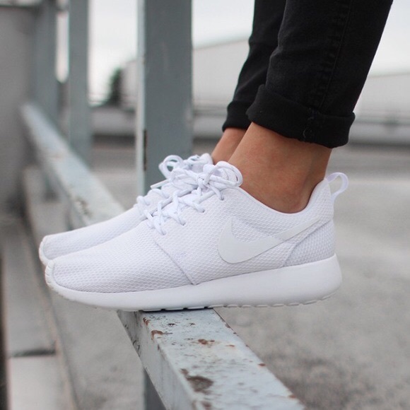 all white nike roshe womens